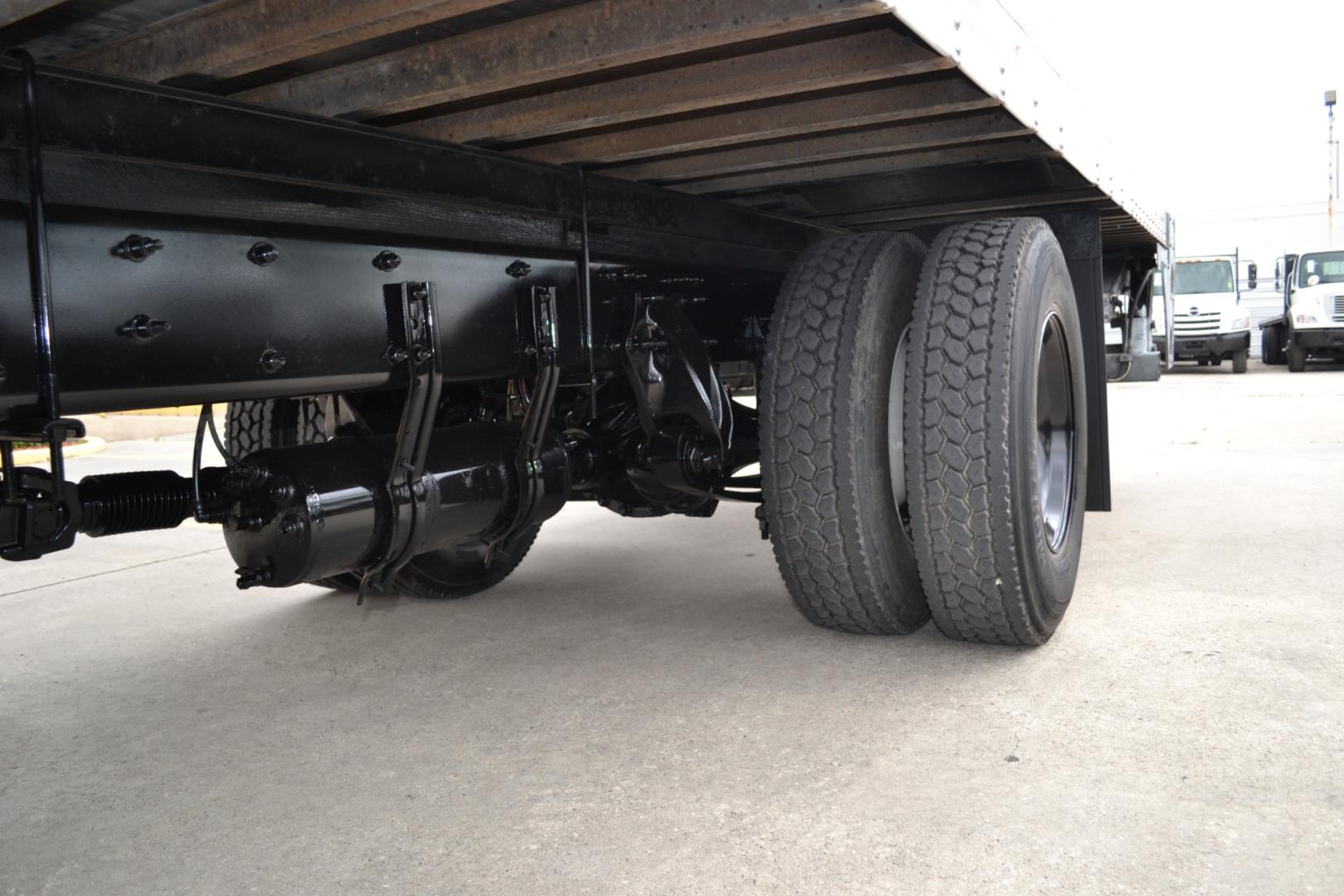 2018 WHITE /BLACK FREIGHTLINER M2-106 with an CUMMINS B6.7L 220HP engine, ALLISON 2100RDS AUTOMATIC transmission, located at 9172 North Fwy, Houston, TX, 77037, (713) 910-6868, 29.887470, -95.411903 - Photo#10